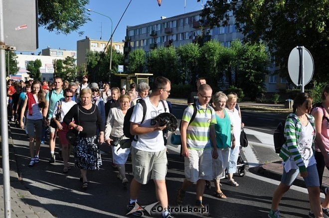 Ostrołęcka grupa pątników wyruszyła na łomżyńską pielgrzymkę na Jasną Górę [01.08.2013] - zdjęcie #11 - eOstroleka.pl