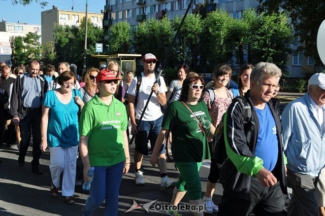 Ostrołęcka grupa pątników wyruszyła na łomżyńską pielgrzymkę na Jasną Górę [01.08.2013] - zdjęcie #62 - eOstroleka.pl