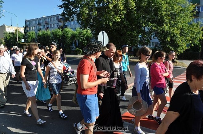 Ostrołęcka grupa pątników wyruszyła na łomżyńską pielgrzymkę na Jasną Górę [01.08.2013] - zdjęcie #63 - eOstroleka.pl