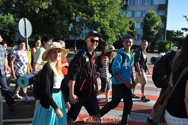 Ostrołęcka grupa pątników wyruszyła na łomżyńską pielgrzymkę na Jasną Górę [01.08.2013] - zdjęcie #8 - eOstroleka.pl