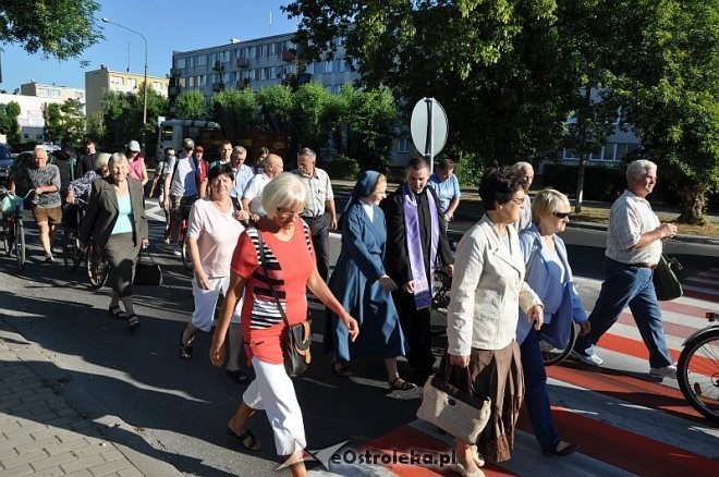 Ostrołęcka grupa pątników wyruszyła na łomżyńską pielgrzymkę na Jasną Górę [01.08.2013] - zdjęcie #6 - eOstroleka.pl