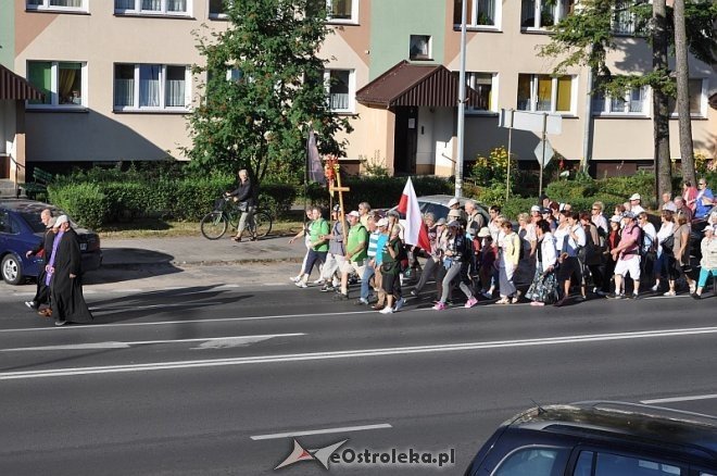 Ostrołęcka grupa pątników wyruszyła na łomżyńską pielgrzymkę na Jasną Górę [01.08.2013] - zdjęcie #3 - eOstroleka.pl