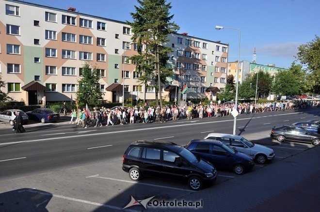 Ostrołęcka grupa pątników wyruszyła na łomżyńską pielgrzymkę na Jasną Górę [01.08.2013] - zdjęcie #70 - eOstroleka.pl