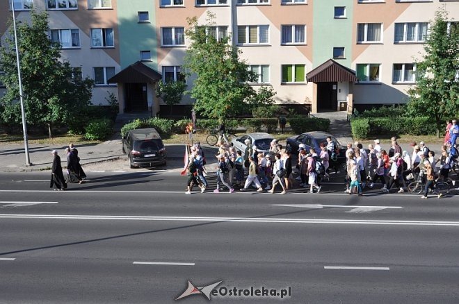 Ostrołęcka grupa pątników wyruszyła na łomżyńską pielgrzymkę na Jasną Górę [01.08.2013] - zdjęcie #71 - eOstroleka.pl