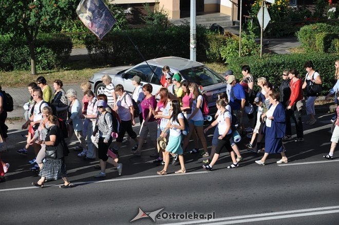 Ostrołęcka grupa pątników wyruszyła na łomżyńską pielgrzymkę na Jasną Górę [01.08.2013] - zdjęcie #33 - eOstroleka.pl