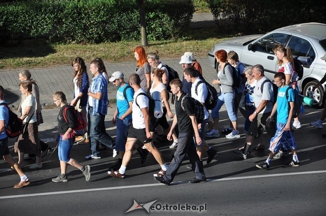 Ostrołęcka grupa pątników wyruszyła na łomżyńską pielgrzymkę na Jasną Górę [01.08.2013] - zdjęcie #30 - eOstroleka.pl
