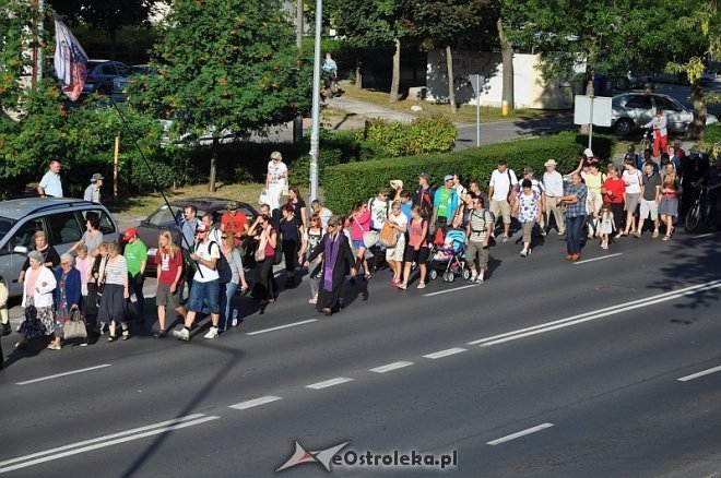 Ostrołęcka grupa pątników wyruszyła na łomżyńską pielgrzymkę na Jasną Górę [01.08.2013] - zdjęcie #24 - eOstroleka.pl
