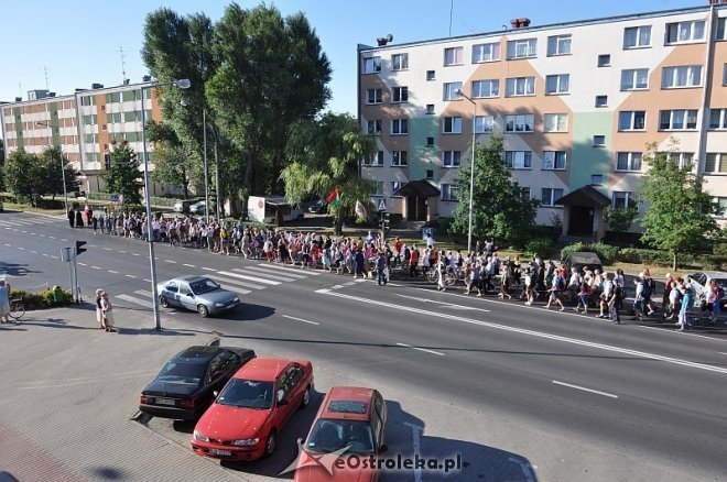 Ostrołęcka grupa pątników wyruszyła na łomżyńską pielgrzymkę na Jasną Górę [01.08.2013] - zdjęcie #21 - eOstroleka.pl