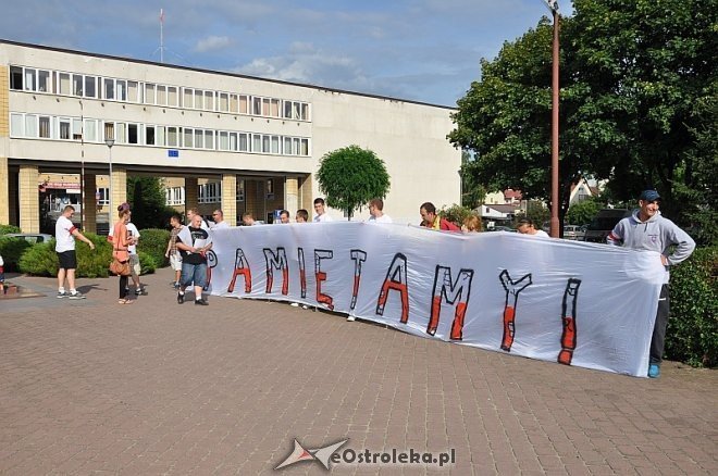 Ostrołęczanie uczcili pamięć poległych w Powstaniu Warszawskim [01.08.2013] - zdjęcie #11 - eOstroleka.pl