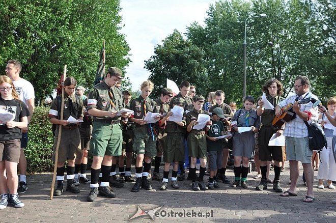 Ostrołęczanie uczcili pamięć poległych w Powstaniu Warszawskim [01.08.2013] - zdjęcie #4 - eOstroleka.pl