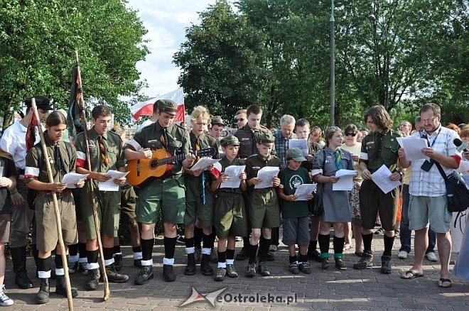 Ostrołęczanie uczcili pamięć poległych w Powstaniu Warszawskim [01.08.2013] - zdjęcie #2 - eOstroleka.pl