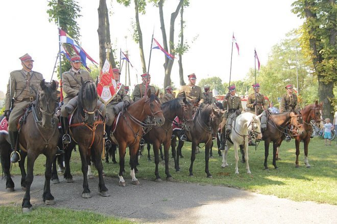 Uroczystości Patriotyczne „W Hołdzie Marynarzom i Ułanom Poległym na Ziemi Rzekuńskiej w 1920 Roku” [18.08.2013] - zdjęcie #71 - eOstroleka.pl