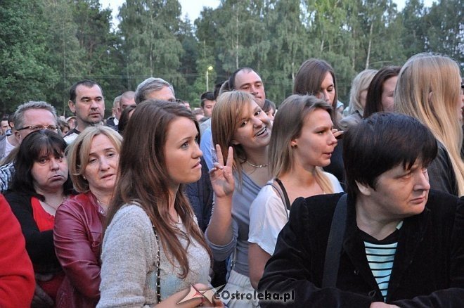 Formacja Nieżywych Schabuff i Happysad na zakończenie Miodobrania 2013 [26.08.2013] - zdjęcie #58 - eOstroleka.pl