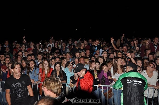 Formacja Nieżywych Schabuff i Happysad na zakończenie Miodobrania 2013 [26.08.2013] - zdjęcie #139 - eOstroleka.pl