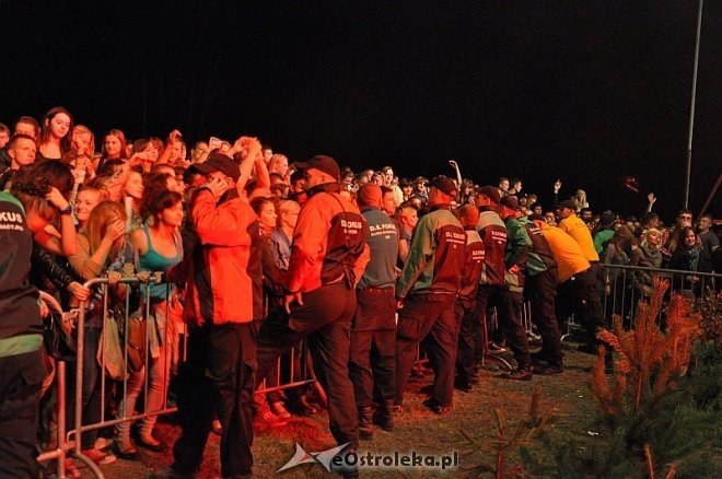 Formacja Nieżywych Schabuff i Happysad na zakończenie Miodobrania 2013 [26.08.2013] - zdjęcie #15 - eOstroleka.pl