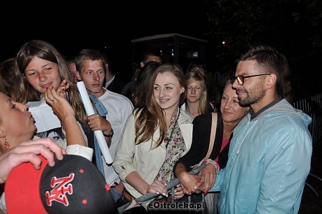 Formacja Nieżywych Schabuff i Happysad na zakończenie Miodobrania 2013 [26.08.2013] - zdjęcie #12 - eOstroleka.pl