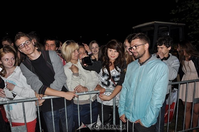 Formacja Nieżywych Schabuff i Happysad na zakończenie Miodobrania 2013 [26.08.2013] - zdjęcie #1 - eOstroleka.pl