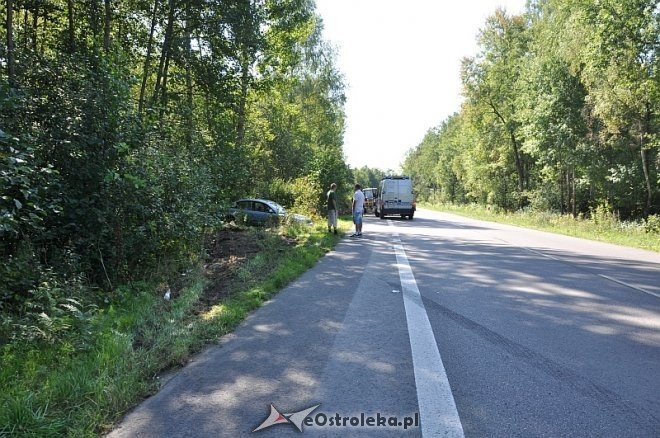 Kolizja na trasie Ostrołęka – Goworowo. Samochód wypadł z drogi [26.08.2013] - zdjęcie #4 - eOstroleka.pl