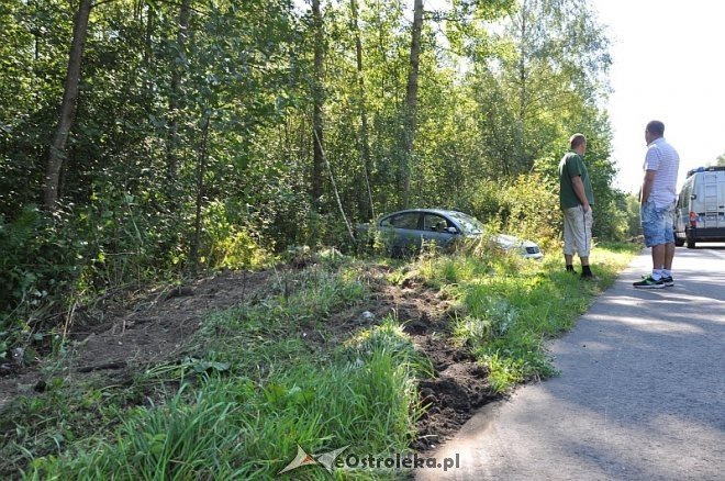 Kolizja na trasie Ostrołęka – Goworowo. Samochód wypadł z drogi [26.08.2013] - zdjęcie #5 - eOstroleka.pl
