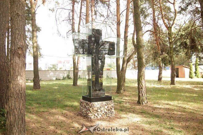 Krzyż ocalały z pożaru kaplicy parafii pw. Zbawiciela Świata [27.08.2013] - zdjęcie #1 - eOstroleka.pl