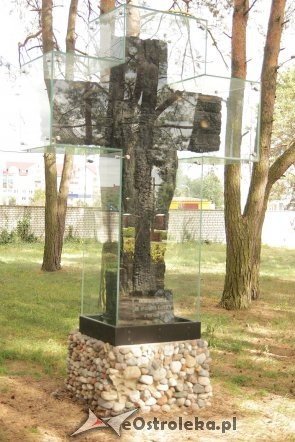 Krzyż ocalały z pożaru kaplicy parafii pw. Zbawiciela Świata [27.08.2013] - zdjęcie #3 - eOstroleka.pl