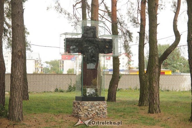 Krzyż ocalały z pożaru kaplicy parafii pw. Zbawiciela Świata [27.08.2013] - zdjęcie #5 - eOstroleka.pl