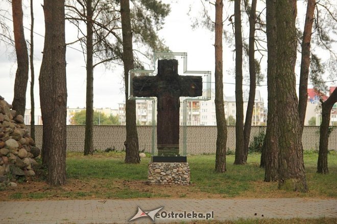 Krzyż ocalały z pożaru kaplicy parafii pw. Zbawiciela Świata [27.08.2013] - zdjęcie #7 - eOstroleka.pl