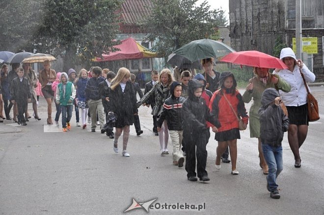 40 – lecie nadania imienia i uroczyste nadanie sztandaru szkole w Goworowie [03.09.2013] - zdjęcie #104 - eOstroleka.pl