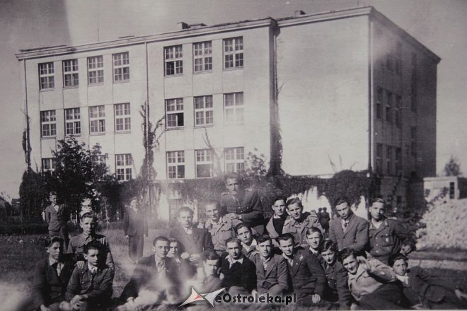 Rocznicowa wystawa I LO na placu Bema [05.09.2013] - zdjęcie #2 - eOstroleka.pl