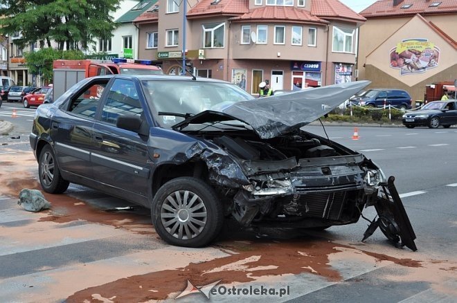 Wypadek na 11 Listopada. Kierowca jednego z aut trafił do szpitala [06.09.2013] - zdjęcie #1 - eOstroleka.pl
