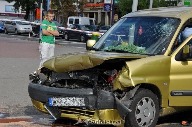 Wypadek na 11 Listopada. Kierowca jednego z aut trafił do szpitala [06.09.2013] - zdjęcie #2 - eOstroleka.pl
