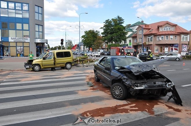 Wypadek na 11 Listopada. Kierowca jednego z aut trafił do szpitala [06.09.2013] - zdjęcie #6 - eOstroleka.pl