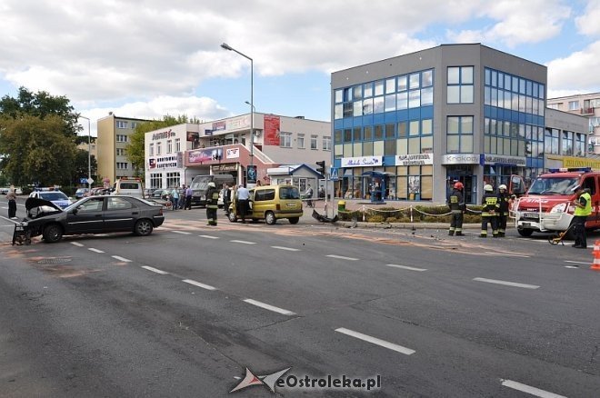 Wypadek na 11 Listopada. Kierowca jednego z aut trafił do szpitala [06.09.2013] - zdjęcie #7 - eOstroleka.pl