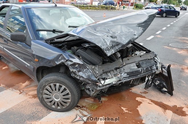 Wypadek na 11 Listopada. Kierowca jednego z aut trafił do szpitala [06.09.2013] - zdjęcie #10 - eOstroleka.pl