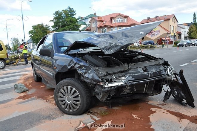 Wypadek na 11 Listopada. Kierowca jednego z aut trafił do szpitala [06.09.2013] - zdjęcie #11 - eOstroleka.pl