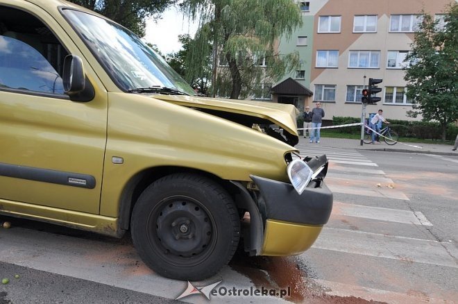 Wypadek na 11 Listopada. Kierowca jednego z aut trafił do szpitala [06.09.2013] - zdjęcie #12 - eOstroleka.pl