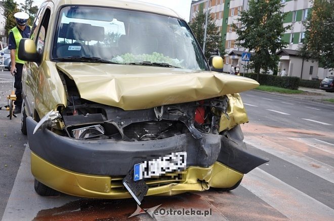 Wypadek na 11 Listopada. Kierowca jednego z aut trafił do szpitala [06.09.2013] - zdjęcie #5 - eOstroleka.pl
