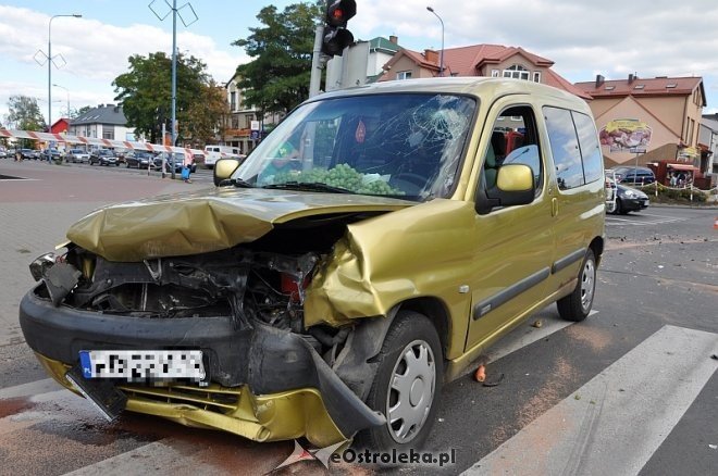 Wypadek na 11 Listopada. Kierowca jednego z aut trafił do szpitala [06.09.2013] - zdjęcie #16 - eOstroleka.pl