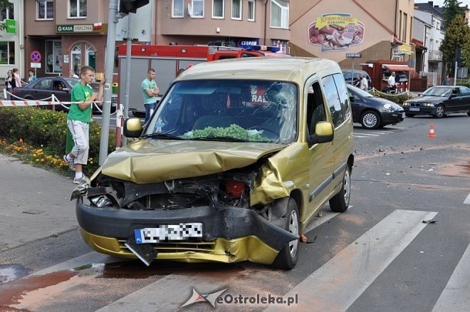 Wypadek na 11 Listopada. Kierowca jednego z aut trafił do szpitala [06.09.2013] - zdjęcie #1 - eOstroleka.pl