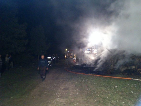 Pożar stodoły w miejscowości Dzwonek - zdjęcie #6 - eOstroleka.pl