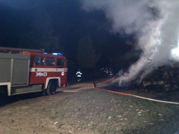 Pożar stodoły w miejscowości Dzwonek - zdjęcie #7 - eOstroleka.pl