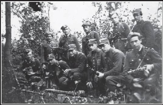 Ostrołęka: Młodzież Wszechpolska uczciła 71 rocznice powstania Narodowych Sił Zbrojnych - zdjęcie #1 - eOstroleka.pl