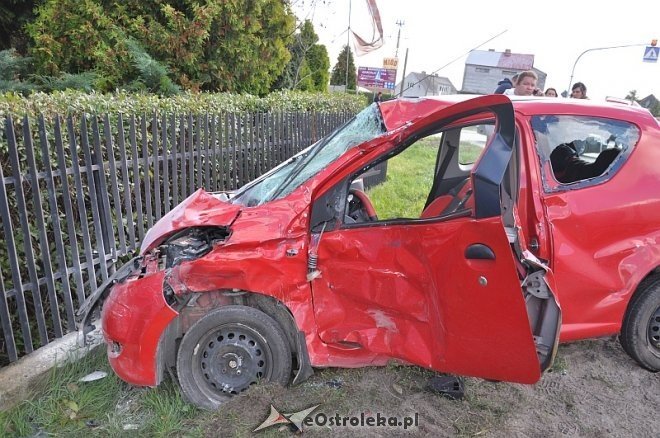 Kadzidło: Osobowy citroen wjechał pod ciężarówkę. Dwie osoby trafiły do szpitala [23.09.2013] - zdjęcie #3 - eOstroleka.pl