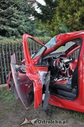 Kadzidło: Osobowy citroen wjechał pod ciężarówkę. Dwie osoby trafiły do szpitala [23.09.2013] - zdjęcie #5 - eOstroleka.pl
