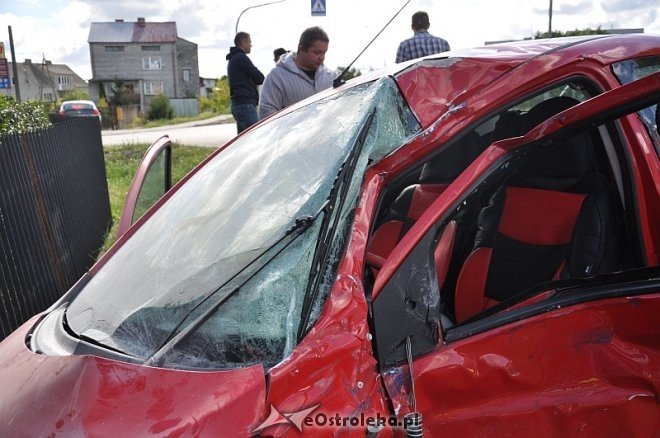 Kadzidło: Osobowy citroen wjechał pod ciężarówkę. Dwie osoby trafiły do szpitala [23.09.2013] - zdjęcie #11 - eOstroleka.pl