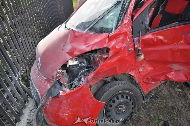 Kadzidło: Osobowy citroen wjechał pod ciężarówkę. Dwie osoby trafiły do szpitala [23.09.2013] - zdjęcie #8 - eOstroleka.pl