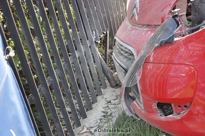 Kadzidło: Osobowy citroen wjechał pod ciężarówkę. Dwie osoby trafiły do szpitala [23.09.2013] - zdjęcie #9 - eOstroleka.pl