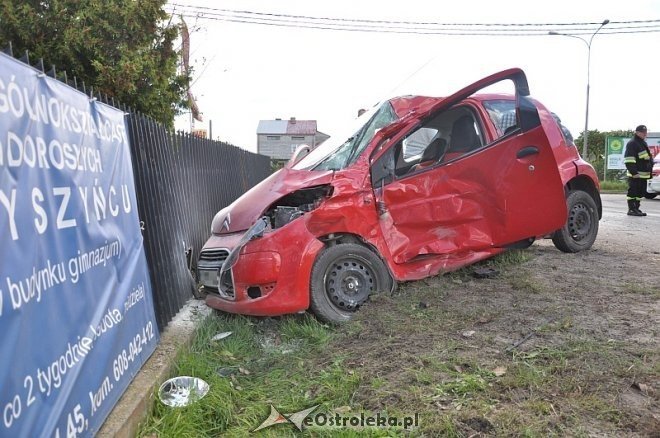 Kadzidło: Osobowy citroen wjechał pod ciężarówkę. Dwie osoby trafiły do szpitala [23.09.2013] - zdjęcie #8 - eOstroleka.pl
