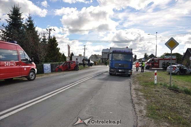 Kadzidło: Osobowy citroen wjechał pod ciężarówkę. Dwie osoby trafiły do szpitala [23.09.2013] - zdjęcie #13 - eOstroleka.pl