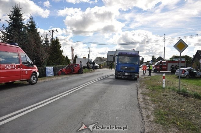 Kadzidło: Osobowy citroen wjechał pod ciężarówkę. Dwie osoby trafiły do szpitala [23.09.2013] - zdjęcie #5 - eOstroleka.pl